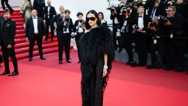 cannes film festival dress code At the Festival, the spotlight moved from movie stars and directors to the festival's fashion rules. Cannes reminded guests to follow the standard black-tie for evening events at Cannes Film Festival Bans Naked